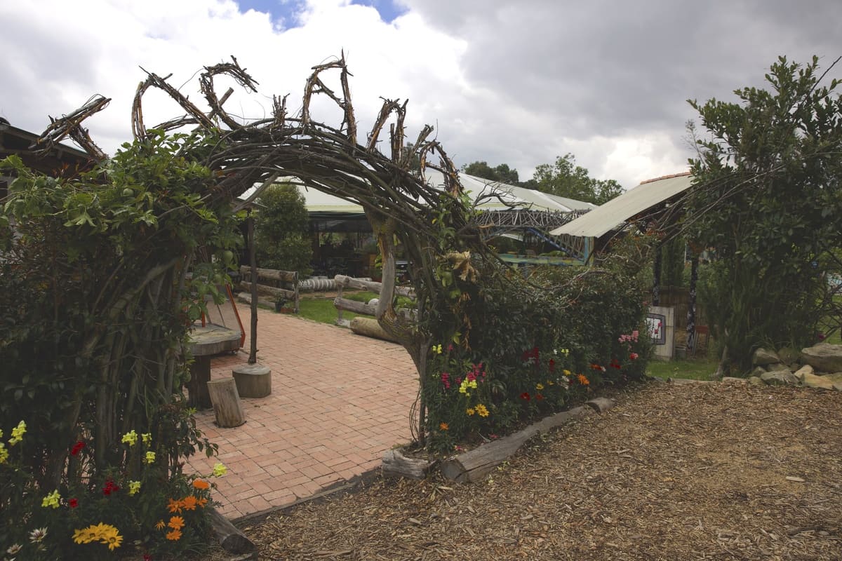 Entrance arch to the vegetable garden was handcrafted with natural elements from the area. Photo by Juan José Sotelo - IDT