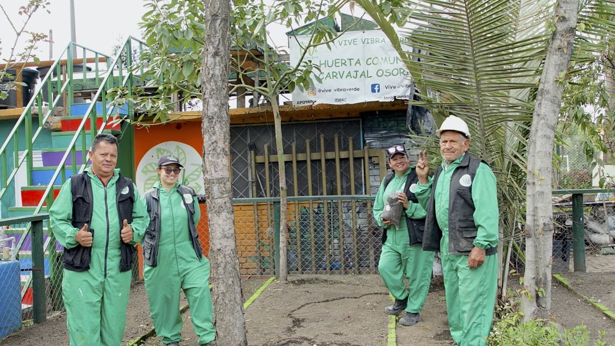 Members of the Carvajal Osorio Community Vegetable Garden. Photo by Santiago Rincón - IDT