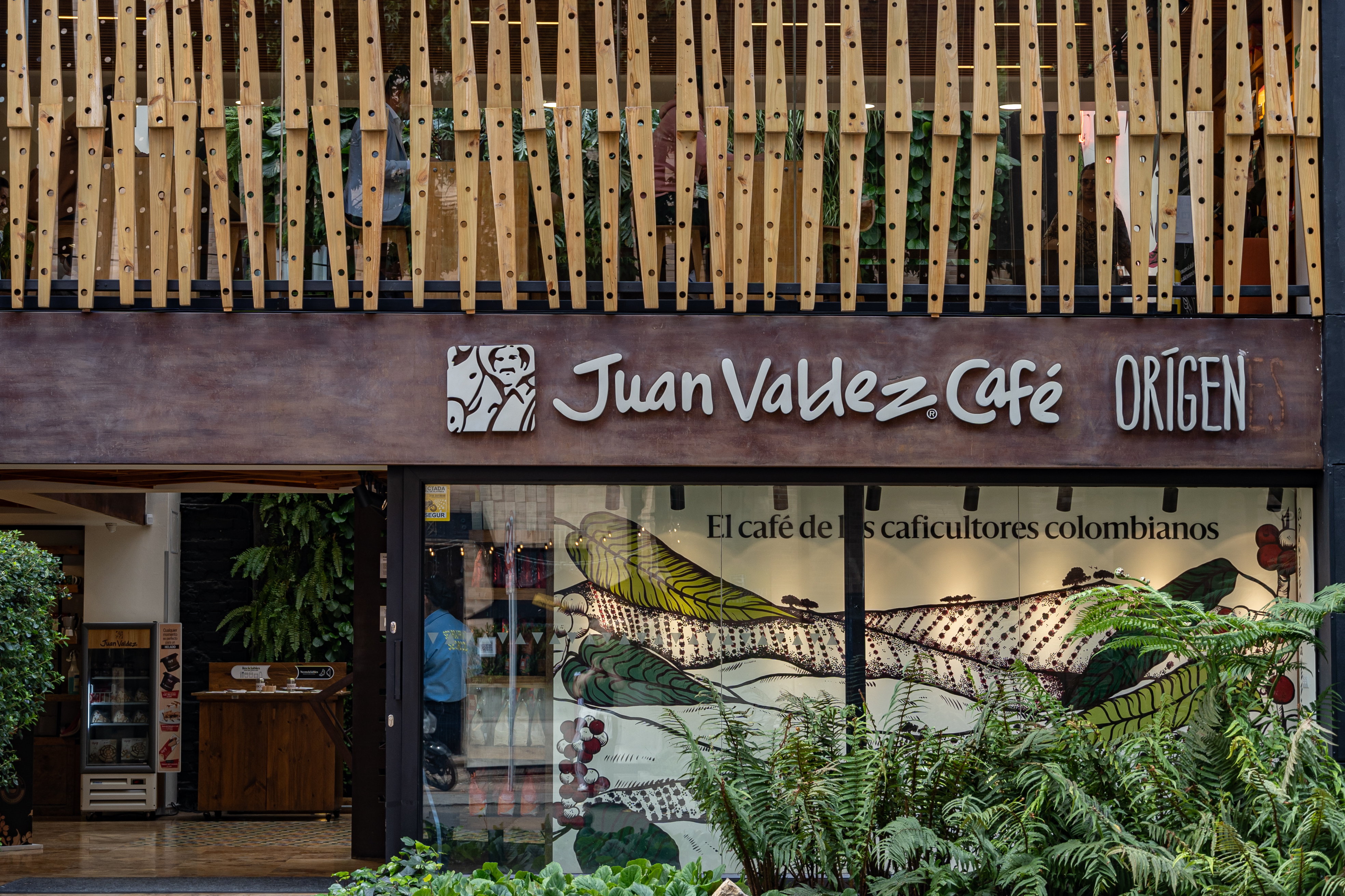 Coffee lovers can enjoy an exquisite cup of coffee at the Juan Valdez in Chapinero, which stands out for its design and size. Photo by Stefanía Álvarez - IDT