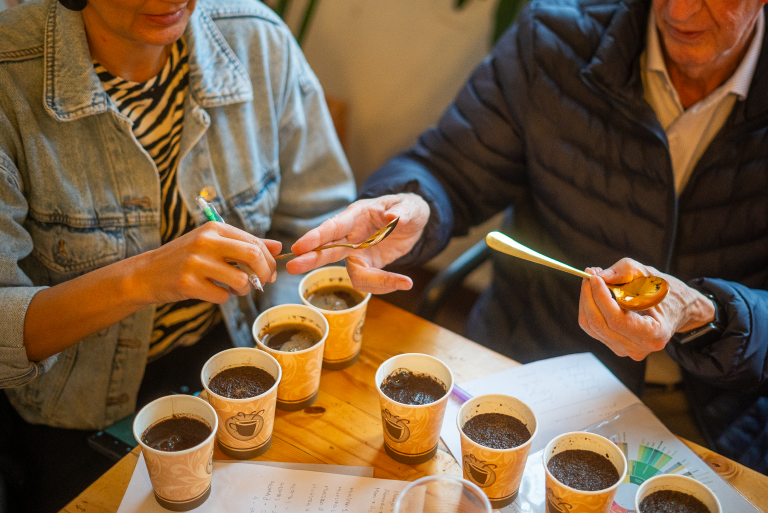 Cata de café, a punto de romper costra y viir las diferentes experiencias sensoriales de una cata de café acompañada de expertos. Foto: Diego Cuevas  - IDT