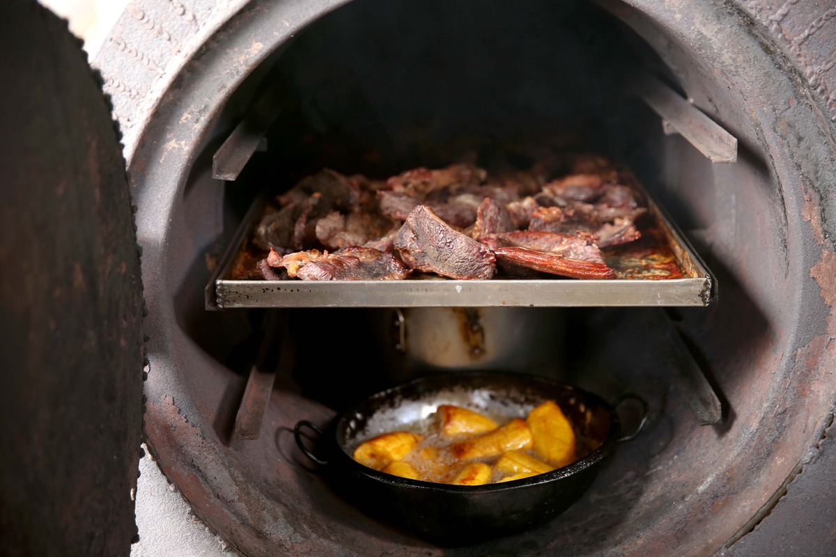 Baked meat, smoked sabanera potatoes and longaniza from eastern Cundinamarca. Photo: Sabores de Cundinamarca - IDECUT Archive